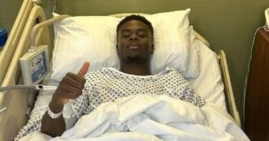 Bukayo Saka gives update as Arsenal star posts picture from hospital bed after surgery | Football | Sport