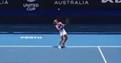 United Cup tennis star hits woeful serve at vital moment and crowd don’t know how to react | Tennis | Sport