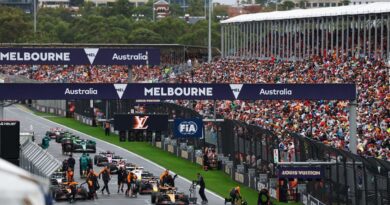 F1 LIVE: Australian GP chaos with three early crashes as Hamilton’s dad helps out | F1 | Sport