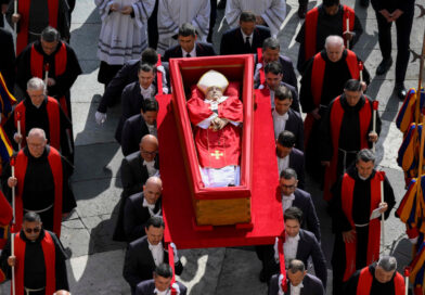 Procession brings Pope Francis to St. Peter’s Basilica ahead of Vatican funeral