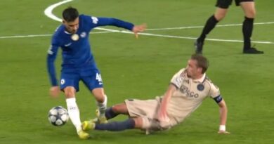 Chelsea star writhes in pain as horror tackle earns Ajax red card in Champions League | Football | Sport