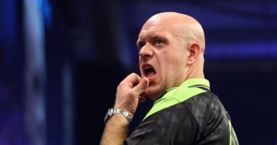 Gian van Veen suffers bloody darts injury beating Michael van Gerwen | Other | Sport