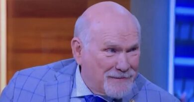 Terry Bradshaw makes gaffe on FOX NFL Sunday when texting head coach | NFL | Sport