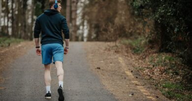 Research shows backward walking benefits joint health and reduces pain