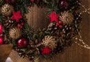 Woman hangs up Christmas wreath using item with ‘no effort or damage’ Woman hangs up Christmas wreath using item with ‘no effort or damage’