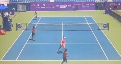 Terrified tennis players drop rackets and sprint off court to safety i | Tennis | Sport