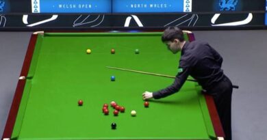 John Higgins’ snooker match halted as star asks ‘what should I do?’ | Other | Sport