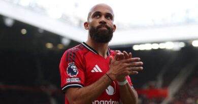 Bryan Mbeumo Man Utd scare as Gary Neville spots star ‘shaking his head’ | Football | Sport