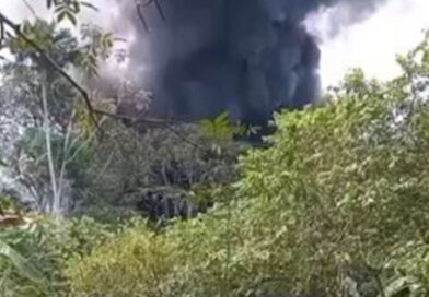 Colombia plane crash: Horror as aircraft ‘carrying 110 soldiers’ erupts in fireball | World | News Colombia plane crash: Horror as aircraft ‘carrying 110 soldiers’ erupts in fireball | World | News