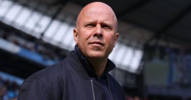 Liverpool stars ‘hold emergency meeting’ as pressure ramps up on Slot | Football | Sport