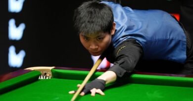 The reason why He Guoqiang is wearing a glove vs Ronnie O'Sullivan at World Championship