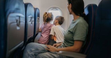 Couple won’t swap plane seats with 8-year-old and dad fumes