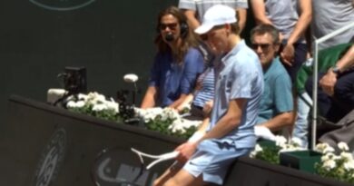 Jannik Sinner sparks concern after losing 18 points in a row and leaving court with physio | Tennis | Sport
