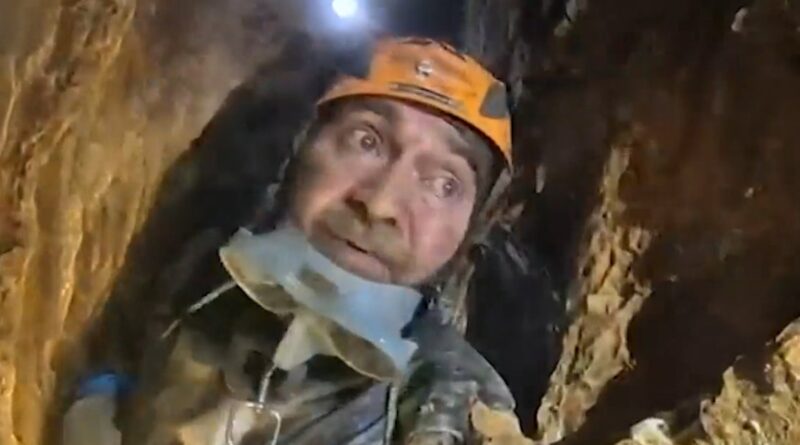 Rescuer describes tears, smiles after finding 5 stranded miners in Laos cave Rescuer describes tears, smiles after finding 5 stranded miners in Laos cave