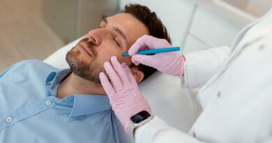 Experts warn looksmaxxing trend poses real dangers for young men online