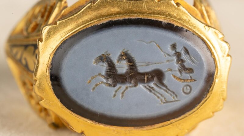 “Spectacular” Roman-era gold ring found by metal detectorist in field in England