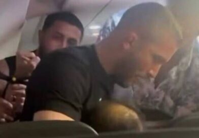 MMA fighter steps in as passenger ‘tries to open plane door’ on Frontier flight | World | News