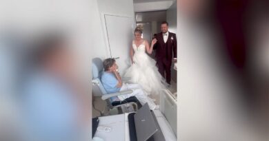Bride drives two hours in wedding gown to surprise hospitalized mother