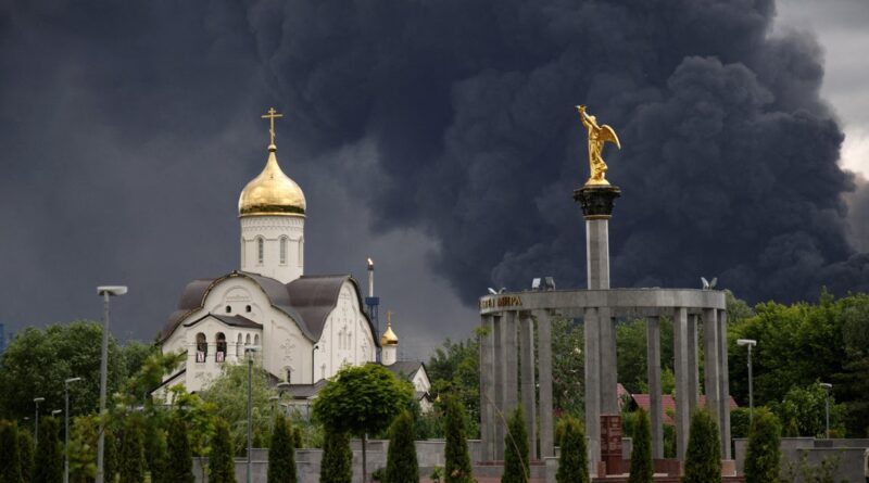 Ukraine drone strike hits Russian oil refinery, Zelenskyy says “Moscow will burn” if Putin continues war Ukraine drone strike hits Russian oil refinery, Zelenskyy says “Moscow will burn” if Putin continues war