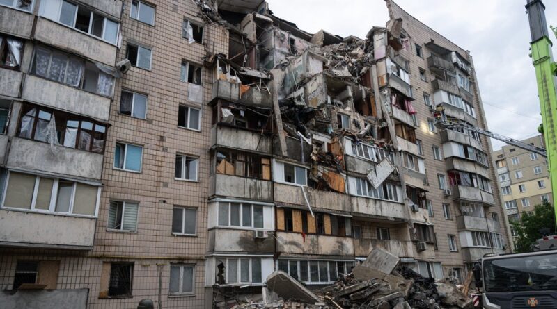 A Ukrainian volunteer repaired an apartment building after a Russian strike. A month later, it was hit again.