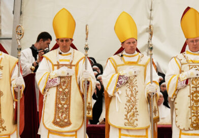 Who are the ultratraditionalists rebelling against Pope Leo and triggering a rupture with the Vatican?
