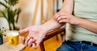 Scratching an itch worsens eczema and skin inflammation, study finds