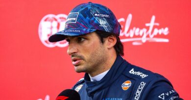 Carlos Sainz disagrees with Lewis Hamilton over British GP reality | F1 | Sport