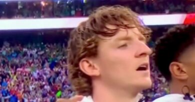 England fans spot Anthony Gordon’s awkward mistake in national anthem | Football | Sport