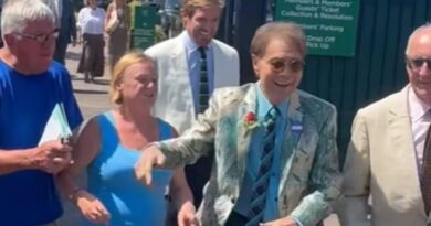 Cliff Richard sings and dances in superstar Wimbledon entrance after being deserted | Tennis | Sport