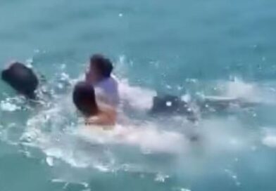 Moment terrified passengers swim ashore after plane ditches into the sea | World | News