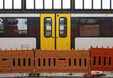 Horror as railway staff ‘falls from 75mph train after being attacked’ | World | News Horror as railway staff ‘falls from 75mph train after being attacked’ | World | News