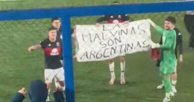 Argentina team hold up controversial Falklands banner again as anti-English chants erupt | Football | Sport