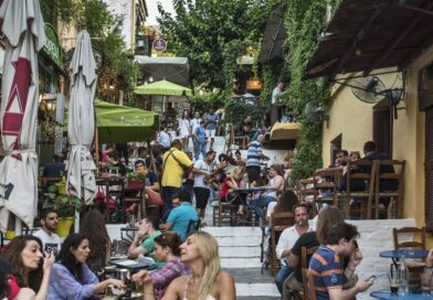 Greece shuts down from 1pm to 5pm as UK tourists issued warning | World | News