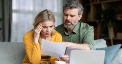 Faster brain aging linked to long-term financial hardship in new study