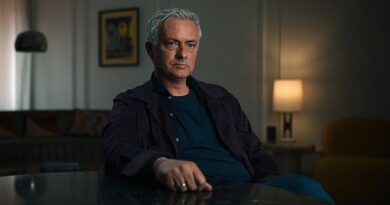 Jose Mourinho called Sir Alex Ferguson in floods of tears after defying Man Utd agreement
