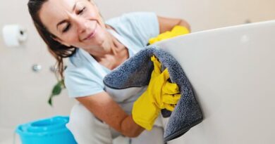 People urged to 'stop using common cleaning product in bathrooms'