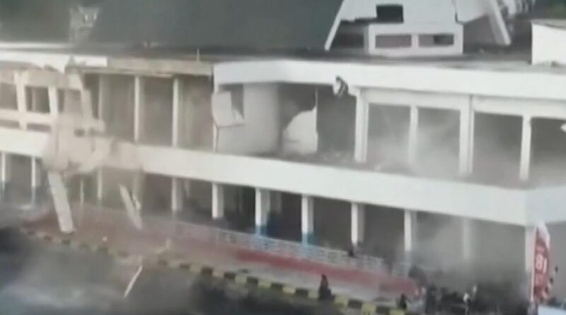 Powerful 7.7 magnitude earthquake devastates Indonesia Powerful 7.7 magnitude earthquake devastates Indonesia