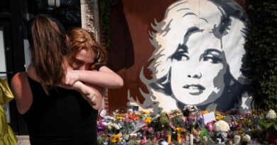 Dolly Parton fans mourn what feels like a personal loss after country icon’s death