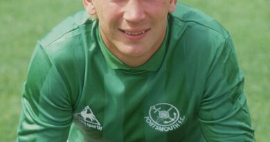 Iconic goalkeeper who spent two decades at same club dies as tributes pour in