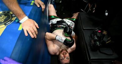 Boxing bout abandoned after one round in front of thousands of fans in bizarre scenes