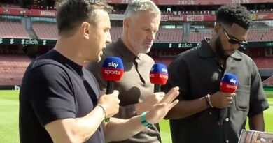 Gary Neville defends Liverpool hero and accuses Jamie Carragher of 'disrespecting' player