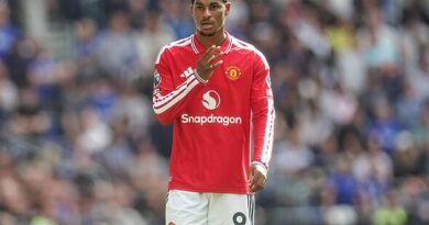 Man Utd news: Marcus Rashford gets Barcelona message as Gary Neville issues strong warning