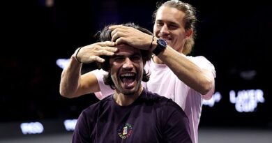Carlos Alcaraz given brave new hairstyle by Alexander Zverev at Laver Cup