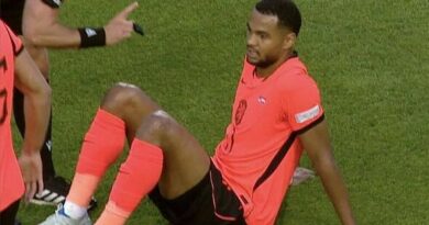 Liverpool rocked by Cody Gakpo injury as star collapses and forced off after Isak blow