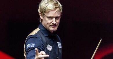 Neil Robertson hits out at 'clueless opinions' as Judd Trump snooker row takes twist