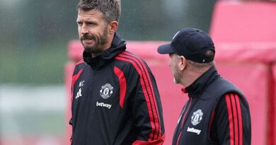 Michael Carrick 'wants out' of Man Utd already as Red Devils icon points finger