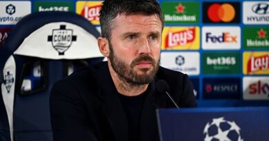 Michael Carrick loses it at 'unacceptable' Man Utd stars and fires back at Bruno Fernandes