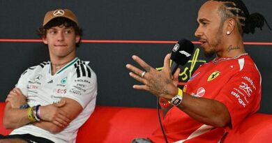 Lewis Hamilton gives Kimi Antonelli two-word order as reporters all have same reaction