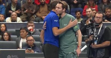 Alexander Bublik retires suddenly as semi-final vs Daniil Medvedev ends in worrying scenes