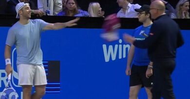 Alexander Zverev match interrupted at crucial moment as umpire steps in with strange fix